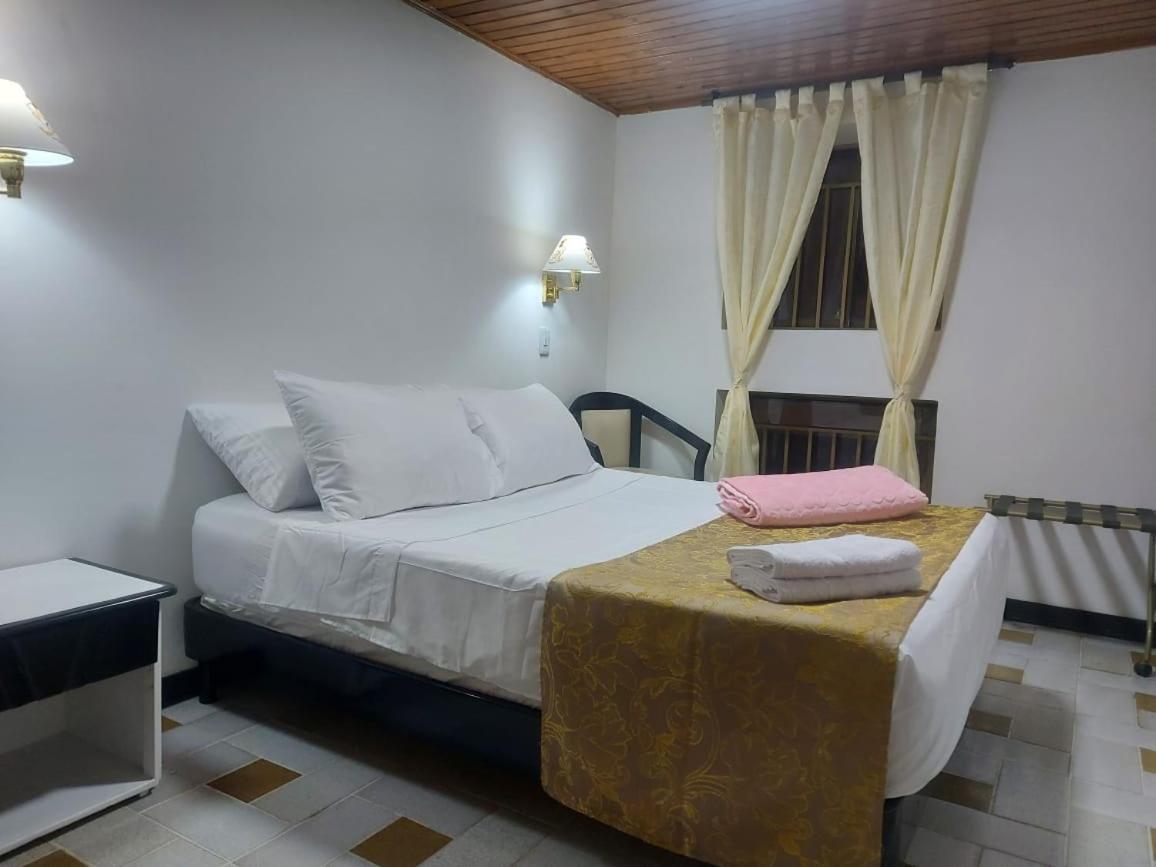 Hotel mariscal robledo cartago Exterior foto